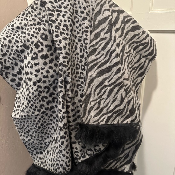 Fox Trim Animal Wrap - Picture 6 of 8